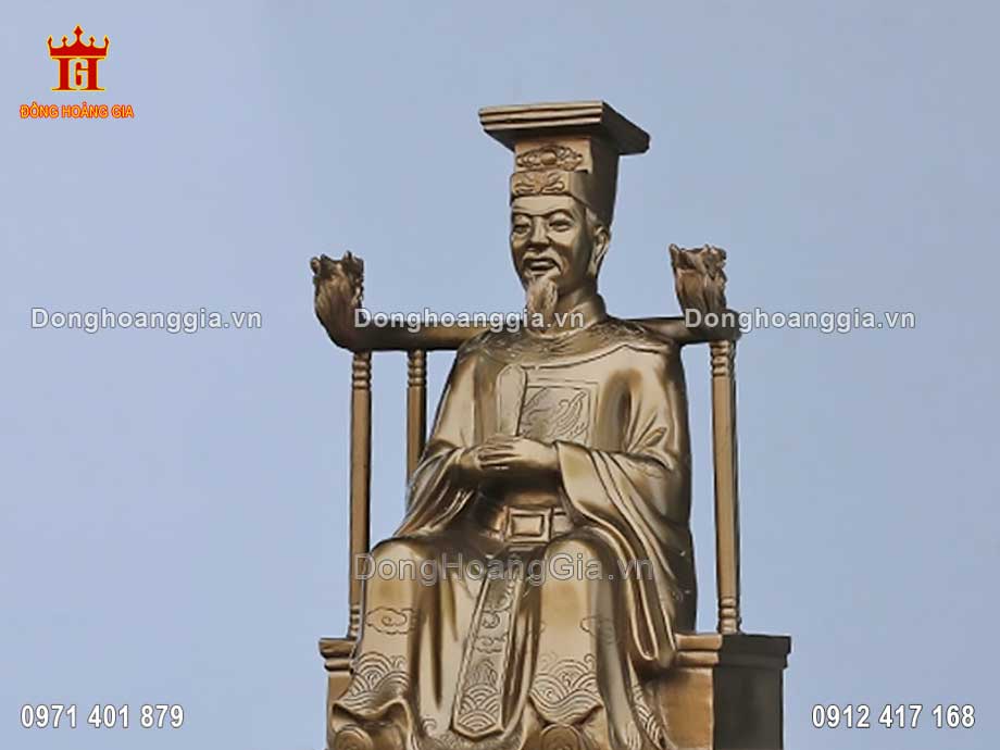 Pho tượng Lê Thánh Tông được đúc hoàn toàn theo phương pháp đúc thủ công truyền thống